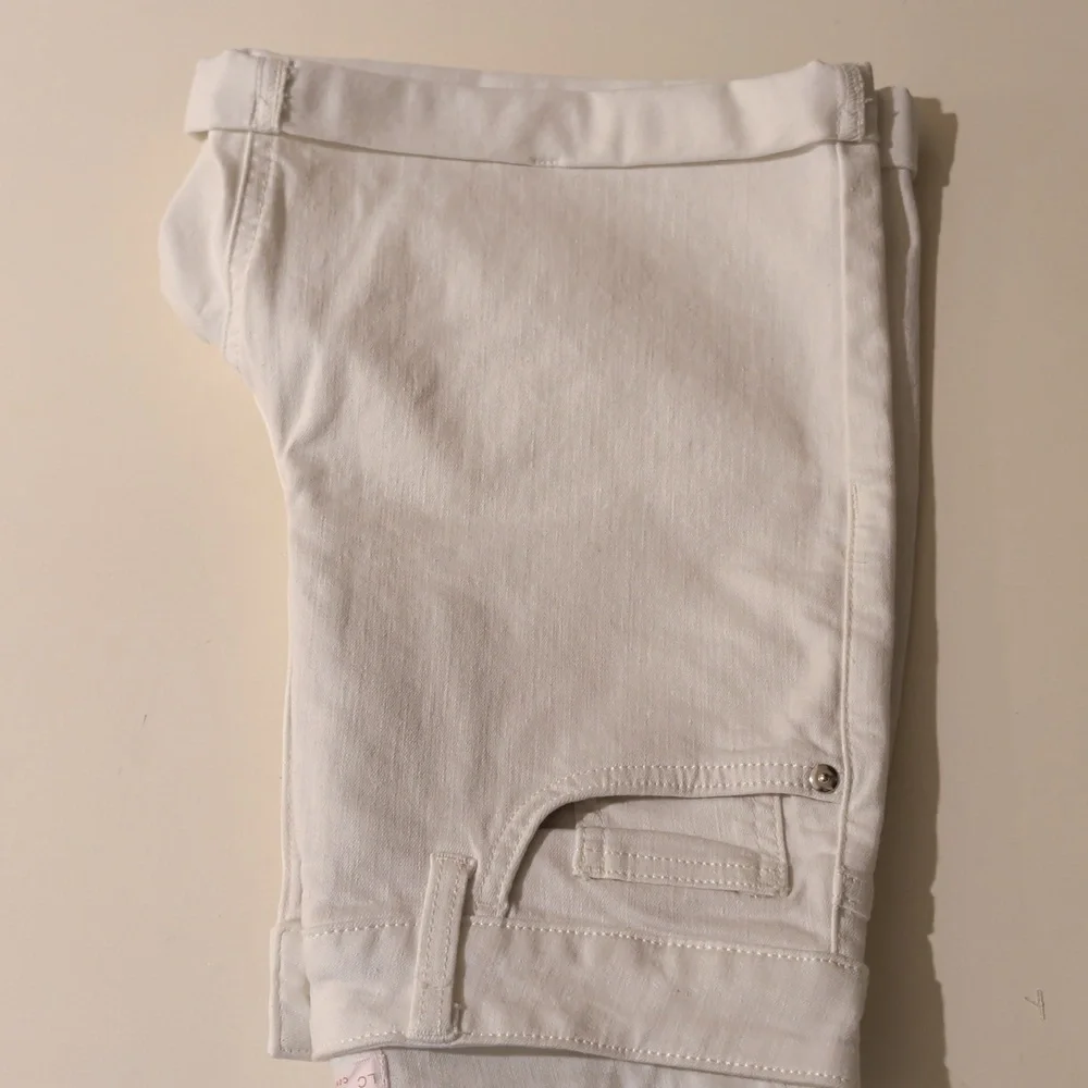 LC Lauren Conrad White Cuffed Short, High Rise. Size 2 Women - Picture 8 of 11